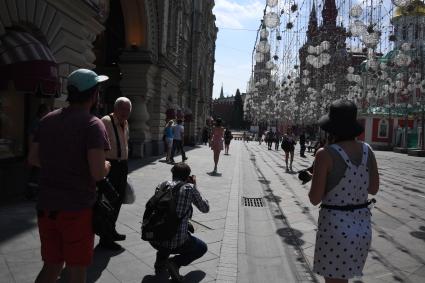 Москва.  Прохожие на Никольской улице.