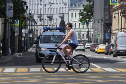 Москва. Мужчина  катается на велосипеде после отменены режима самоизоляции.