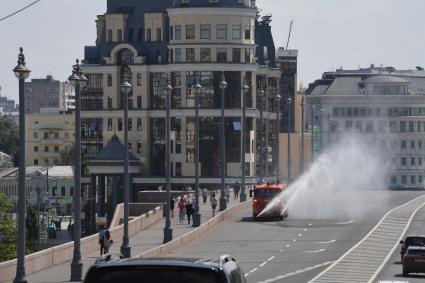 Москва. Машины коммунальных служб проводят полив и дезинфекцию  на Большом Москворецком мосту.