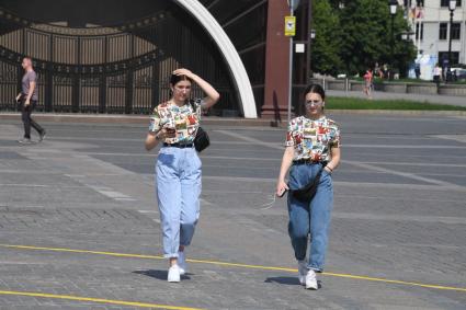 Москва. Девушки на Манежной площади.