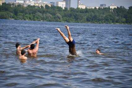 Москва.  Горожане купаются  на пляже Строгинской поймы.