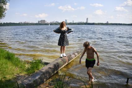 Москва. Горожане  отдыхают на пляже в Строгинской пойме.