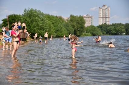 Москва. Горожане  отдыхают на пляже в Строгинской пойме.