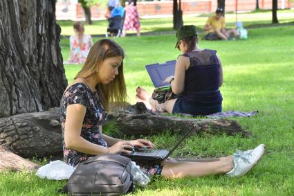 Москва.  Отдыхающие в парке Горького после отмены режима самоизоляции, введенного  из-за пандемии коронавируса.