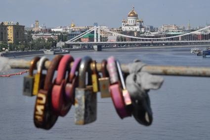 Москва.  Символические замки на перилах моста.