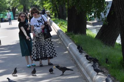 Москва.  Отдыхающие в парке Горького после отмены режима самоизоляции, введенного  из-за пандемии коронавируса.