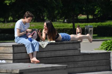 Москва.  Отдыхающие в парке Горького после отмены режима самоизоляции, введенного  из-за пандемии коронавируса.