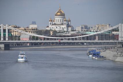 Москва.  Вид на Крымский мост и храм Христа Спасителя.