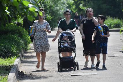 Москва.  Отдыхающие в парке Горького после отмены режима самоизоляции, введенного  из-за пандемии коронавируса.