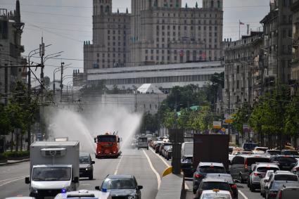 Москва. Поливальные машины на Большой Садовой улице.