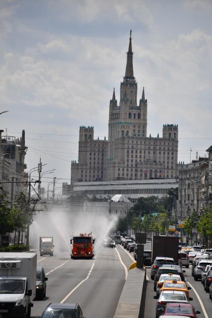 Москва. Поливальные машины на Большой Садовой улице.