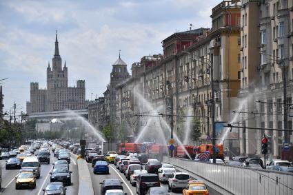 Москва. Поливальные машины на Большой Садовой улице.