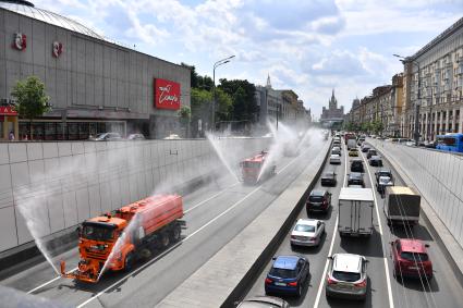 Москва. Поливальные машины на Большой Садовой улице.