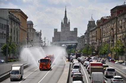 Москва. Поливальные машины на Большой Садовой улице.