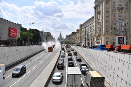 Москва. Поливальные машины на Большой Садовой улице.