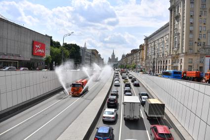 Москва. Поливальные машины на Большой Садовой улице.