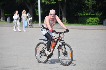 Москва.  Отдыхающие в парке Горького после отмены режима самоизоляции, введенного  из-за пандемии коронавируса.