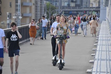 Москва. Люди на Крымском мосту после отмены режима самоизоляции, введенного из-за пандемии коронавируса.