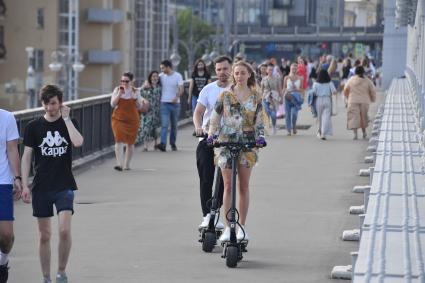 Москва.  Люди на Крымском мосту после отмены режима самоизоляции, введенного  из-за пандемии коронавируса.