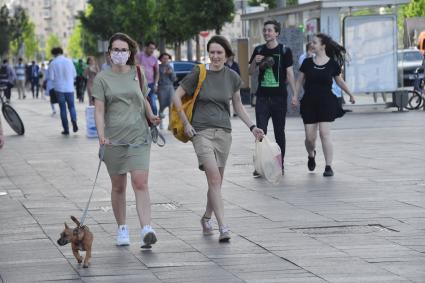 Москва.  Люди у метро Парк Горького  после отмены режима самоизоляции, введенного  из-за пандемии коронавируса.