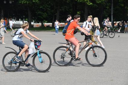 Москва.  Отдыхающие в парке Горького после отмены режима самоизоляции, введенного  из-за пандемии коронавируса.