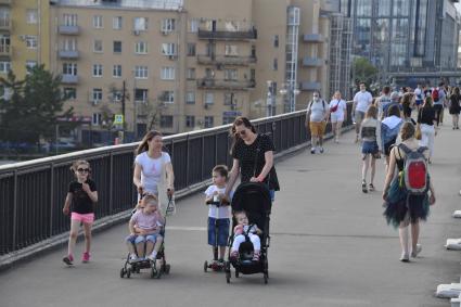 Москва. Женщины с детьми на Крымском мосту после отмены режима самоизоляции, введенного  из-за пандемии коронавируса.