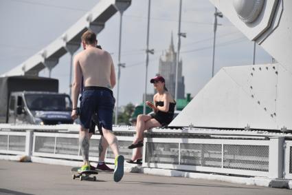 Москва.  Отдыхающие на Крымском мосту после отмены режима самоизоляции, введенного  из-за пандемии коронавируса.