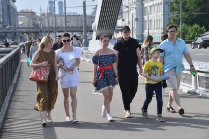 Москва.  Люди на Крымском мосту после отмены режима самоизоляции, введенного  из-за пандемии коронавируса.