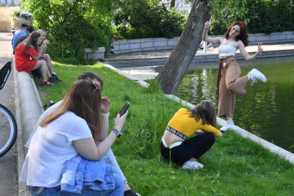 Москва.  Отдыхающие в парке Горького после отмены режима самоизоляции, введенного  из-за пандемии коронавируса.