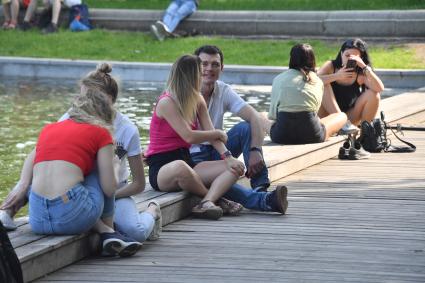 Москва.  Отдыхающие в парке Горького после отмены режима самоизоляции, введенного  из-за пандемии коронавируса.