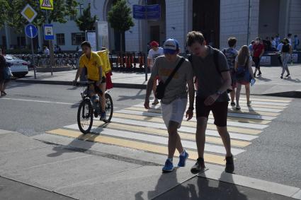 Москва.  Люди у метро Парк Горького  после отмены режима самоизоляции, введенного  из-за пандемии коронавируса.