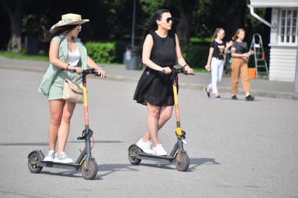 Москва.  Отдыхающие в парке Горького после отмены режима самоизоляции, введенного  из-за пандемии коронавируса.