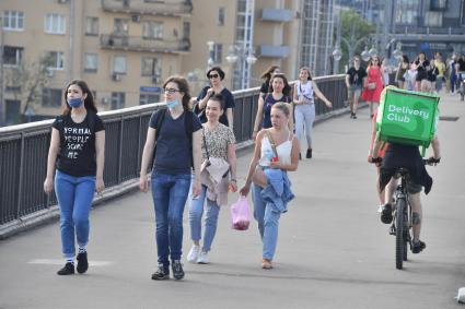 Москва.  Люди на Крымском мосту после отмены режима самоизоляции, введенного  из-за пандемии коронавируса.