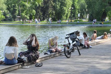 Москва.  Отдыхающие в парке Горького после отмены режима самоизоляции, введенного  из-за пандемии коронавируса.