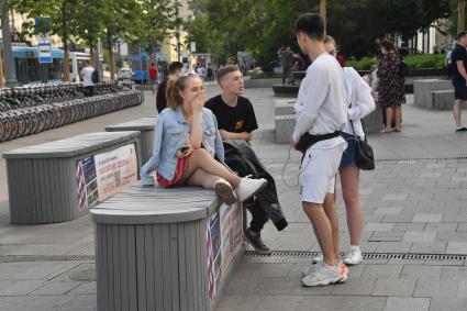 Москва.  Люди у метро Парк Горького  после отмены режима самоизоляции, введенного  из-за пандемии коронавируса.