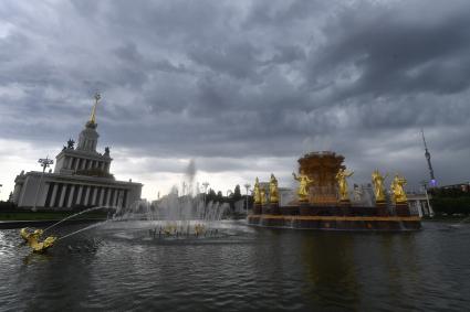 Москва. Вид на фонтан `Дружба народов` и павильон #1 `Центральный`  на ВДНХ.