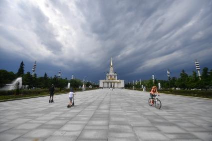 Москва.  Вид на Центральный павильон ВДНХ.