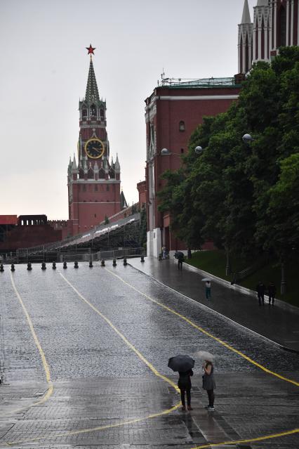 Москва.  Вид на Спасскую башню Московского Кремля на Красной площади.