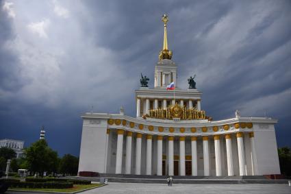 Москва.  Вид на Центральный павильон ВДНХ.