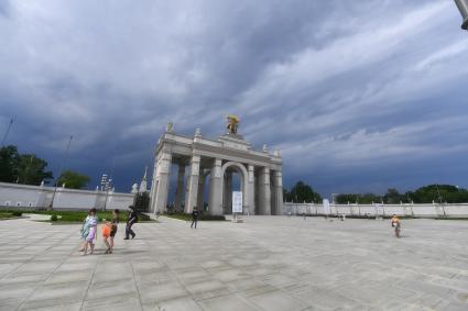 Москва. Вид на арку главного входа ВДНХ.