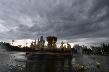 Москва. Вид на фонтан `Дружба народов` на ВДНХ.