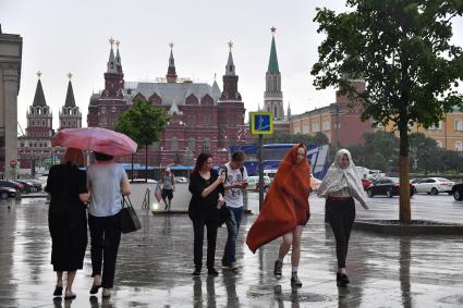 Москва.  Прохожие во время дождя на Тверской улице.