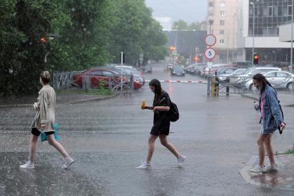 Екатеринбург. Девушки во время дождя