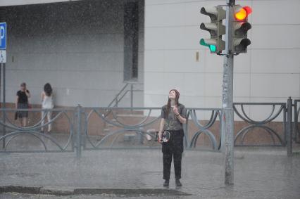 Екатеринбург. Девушка во время дождя