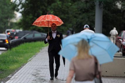 Екатеринбург. Мужчина под зонтом во время дождя