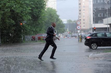 Екатеринбург. Мужчина бежит во время дождя