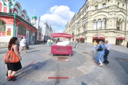 Москва.  Торговля мороженым возле ГУМа после отмены режима самоизоляции, введенного  из-за пандемии коронавируса.