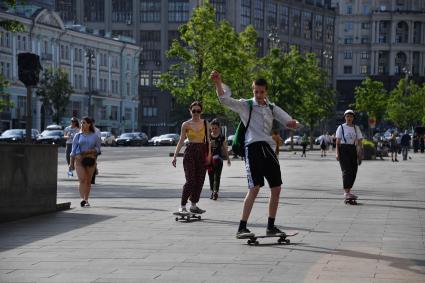 Москва.  Молодые люди катаются на скейтбордах после отмены режима самоизоляции, введенного  из-за пандемии коронавируса.