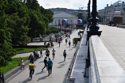 Москва. Люди гуляют  на Манежной площади после отмены режима самоизоляции, введенного  из-за пандемии коронавируса.