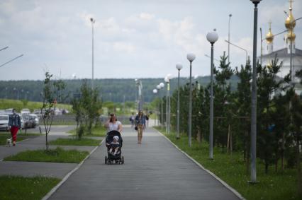 Екатеринбург. Женщина гуляет с ребенком